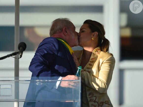 Lula e Janja trocaram beijos durante a cerimônia
