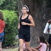 Nanda Costa, de 'Império', mostra pernas torneadas em corrida na orla do Rio