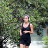 Nanda Costa mostra boa forma enquanto se exercita em orla no Rio