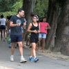 Nanda Costa mostra boa forma enquanto se exercita em orla no Rio