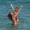 Ticiane Pinheiro leva Rafaella Justus à praia de Miami