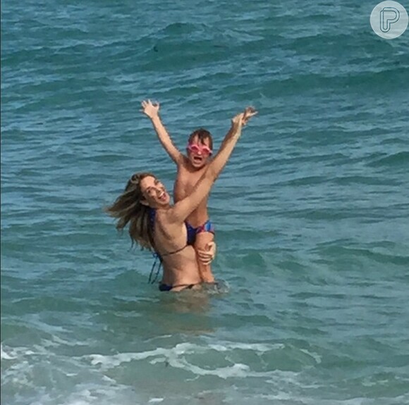 Ticiane Pinheiro leva Rafaella Justus à praia de Miami
