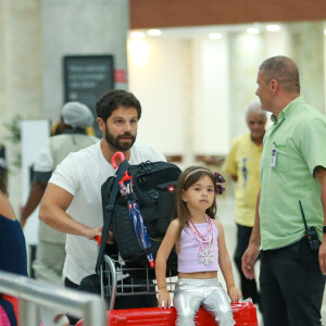 Filha de Sabrina Sato e Duda Nagle, Zoe estava com lookinho metalizado ao desembarcar no Rio de Janeiro