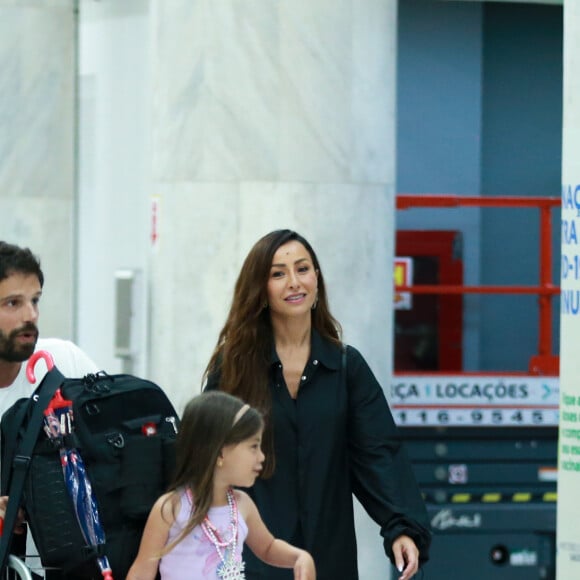 Calça prateada de Zoe, filha de Sabrina Sato e Duda Nagle, roubou a cena em fotos