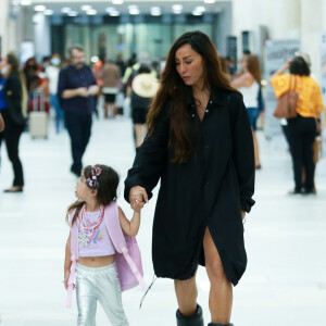 Sabrina Sato, com look all black, caminhou pelo aeroporto de mãos dadas com a filha, Zoe