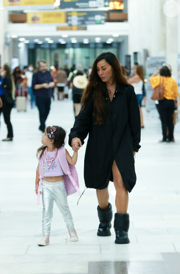 Sabrina Sato, com look all black, caminhou pelo aeroporto de mãos dadas com a filha, Zoe