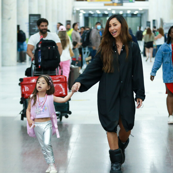 Sabrina Sato e a filha, Zoe, dão show show de estilo e fofura em aeroporto no Rio de Janeiro