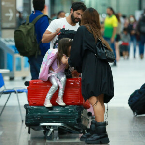 Mãe e filha fashionistas! Sabrina Sato e Zoe roubam a cena com aerolooks no Rio de Janeiro