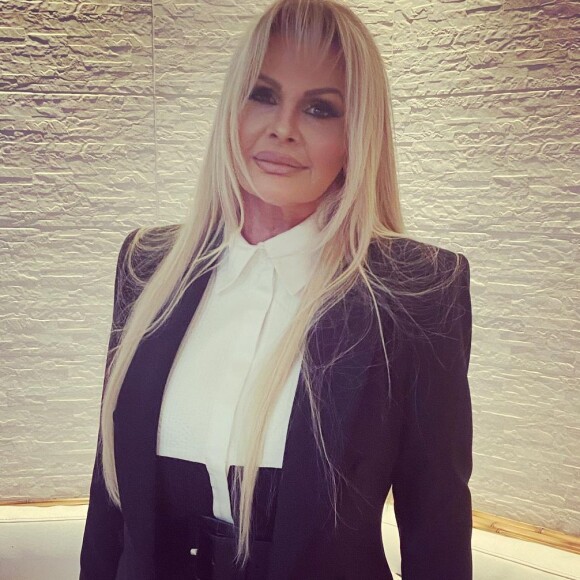 Monique Evans discutiu com Solange Gomes no Twitter