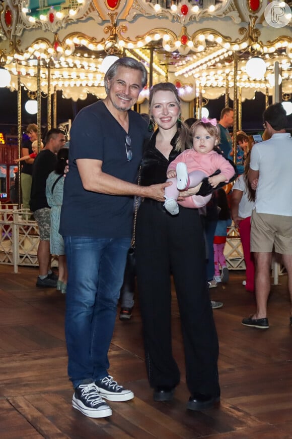 Filha de Edson Celulari e Karin Roepke, Chiara mostrou estilo ao usar um look todo rosa ao curtir o espetáculo de circo 'Abracadabra'