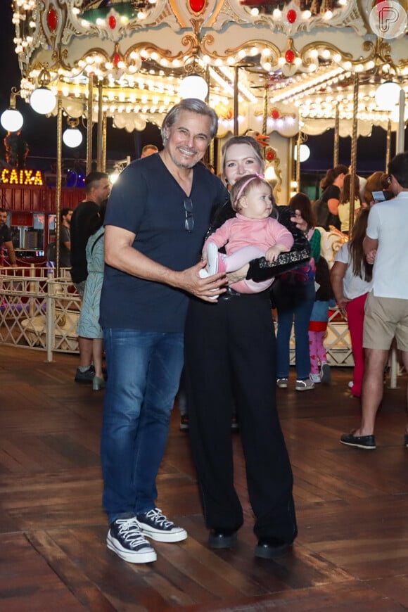 Filha de Edson Celulari e Karin Roepke, Chiara foi ao circo com os pais na Zona Sul do Rio de Janeiro