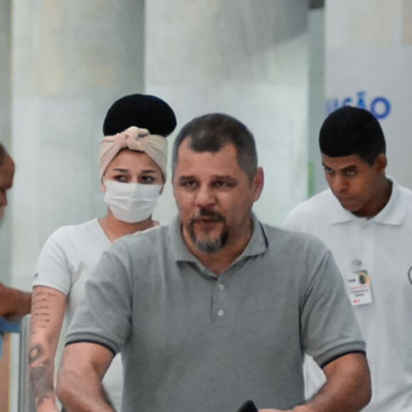 Aerolook de Isis Valverde tinha calça jeans de cintura baixa como destaque