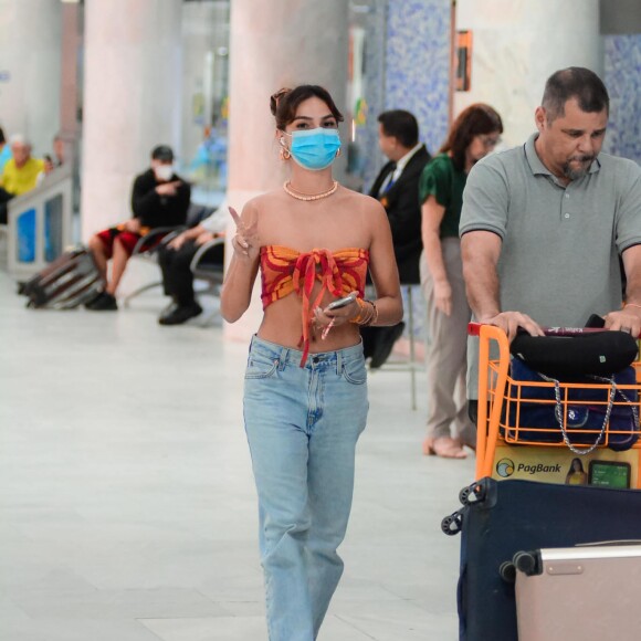 Isis Valverde acena para fotógrafo ao desembarcar com aerolook confortável e estiloso