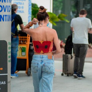 Top e penteado de Isis Valverde deixaram tatuagem discreta da atriz à mostra