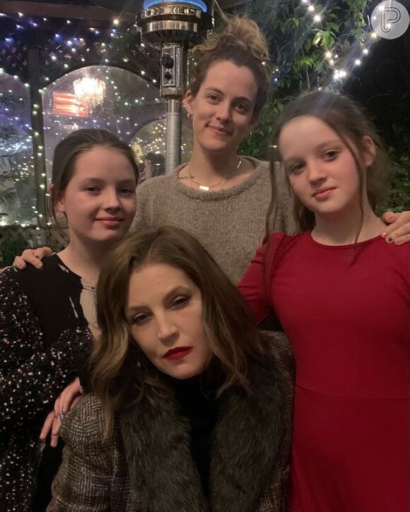 Lisa Marie Presley com as três filhas, a mais velha é Riley, do casamento com Danny Keough