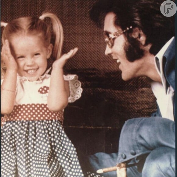 Elvis Presley e a filha, Lisa Marie, quando a cantora era criança