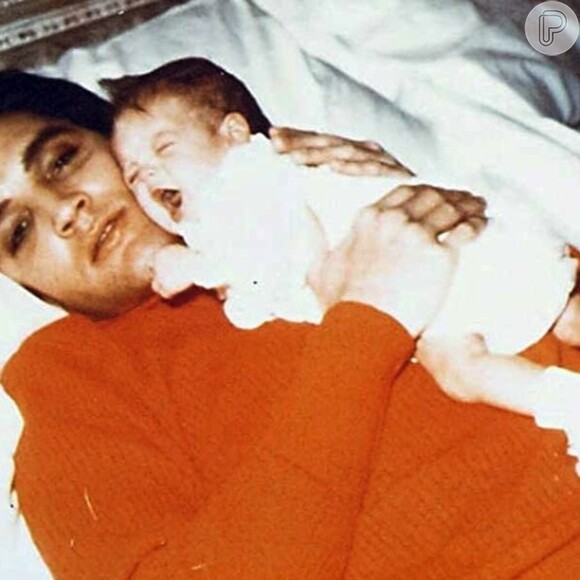 Elvis Presley e a filha, Lisa Marie, em foto de bebê da cantora