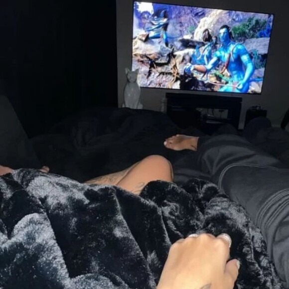 Bruna Biancardi também postou uma foto assistindo a um filme com Neymar