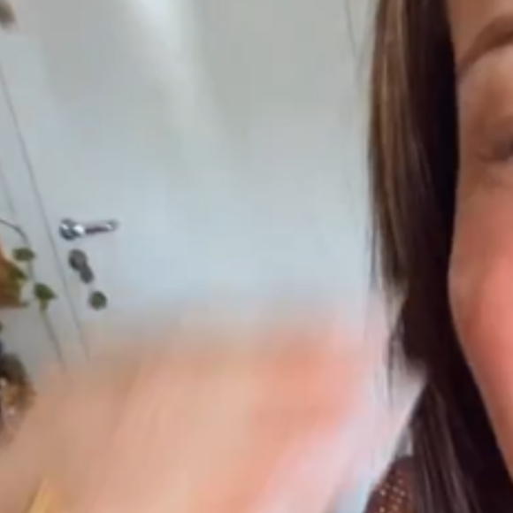 Mariana Bridi valorizou a barriga sarada em vídeo onde provava catuaba pela primeira vez