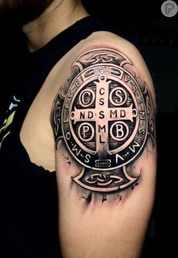 Zé Neto tatuou uma medalha de São Bento no braço