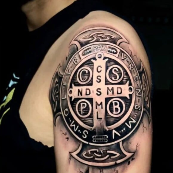 Zé Neto tatuou uma medalha de São Bento no braço