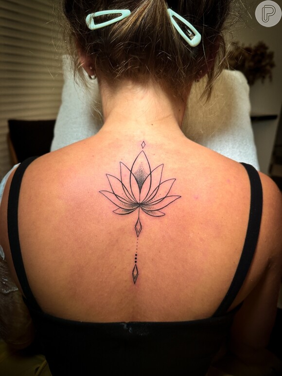 Natália Toscano tatuou uma flor de lótus nas costas