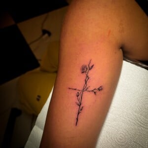 Natália Toscano também tatuou uma cruz
