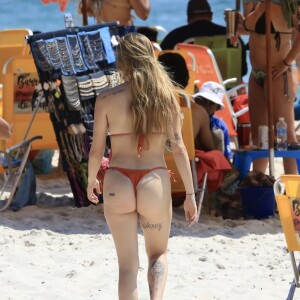 Anna Livya Padilha exibiu a barriguinha nesta quarta-feira, 18 de janeiro de 2023, na praia da Barra, no Rio