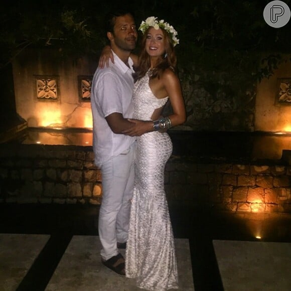 Marina Ruy Barbosa festejou a virada do ano ao lado do empresário Caio Nabuco, com quem começou a namorar em setembro de 2014