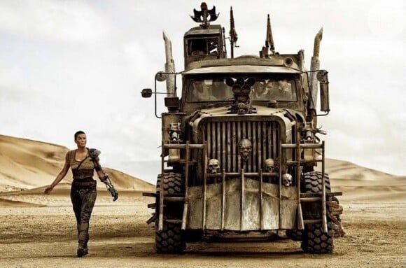 Charlize Theron com braço biônico em cena do filme 'Mad Max: Estrada da Fúria'