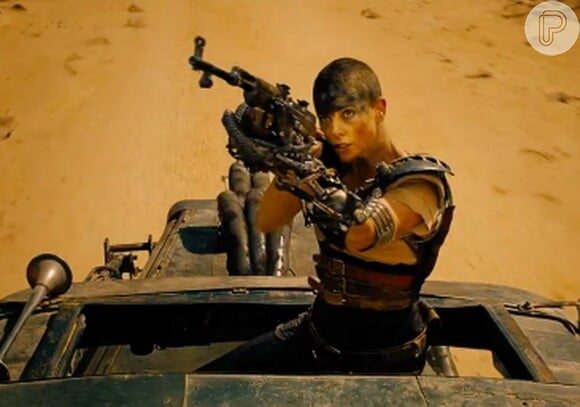 Em outras cenas do filme 'Mad Max: Estrada da Fúria', Charlize Theron aparece com um braço biônico