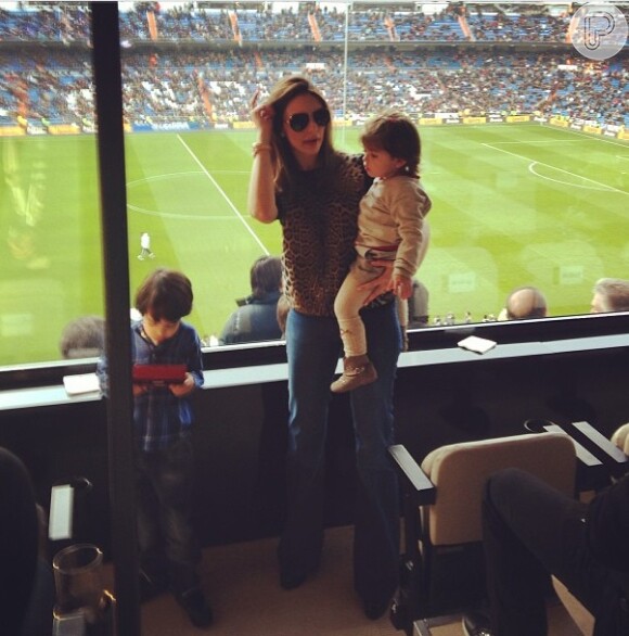 Carol Celico leva os filhos, Luca e Isabella ao estádio para assistir o pai, Kaká. A família vive em Madri, mas passa quatro meses por ano no Brasil