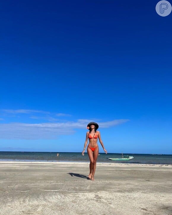 Bruna Marquezine de biquíni: atriz publicou fotos na praia para enaltecer o verão brasileiro