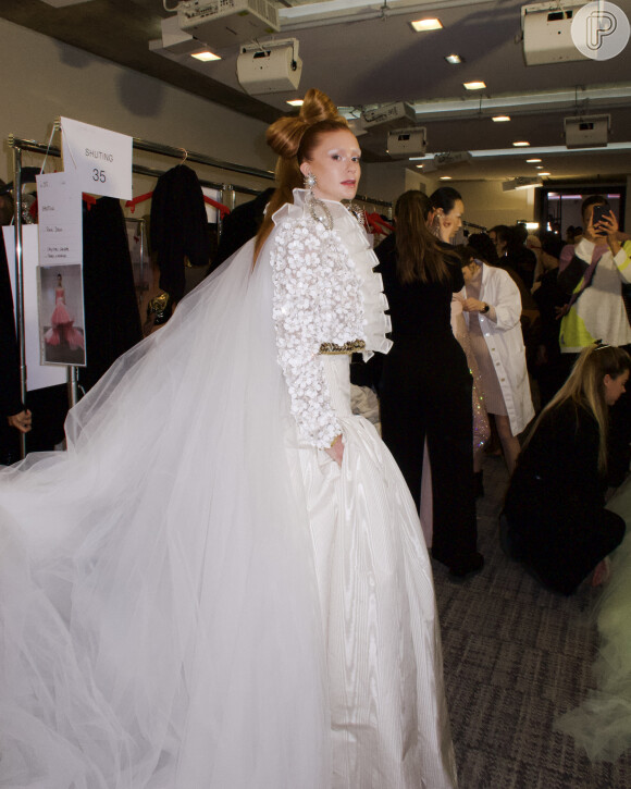 Marina Ruy Barbosa desfila com vestido de noiva na Semana de Alta Costura de Paris