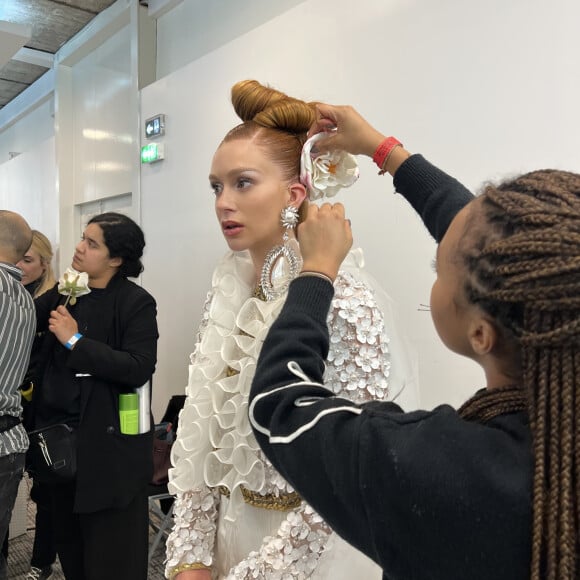 Marina Ruy Barbosa tem penteado ajustado ao desfilar como noiva pela maison Giambattista Valli