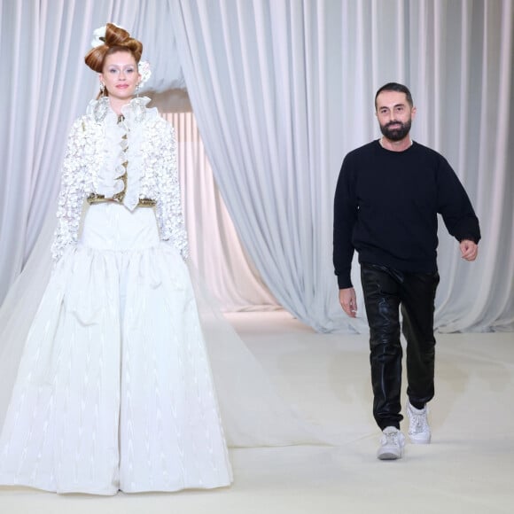 Marina Ruy Barbosa cruzou a passarela com Giambattista Valli ao encerrar desfile