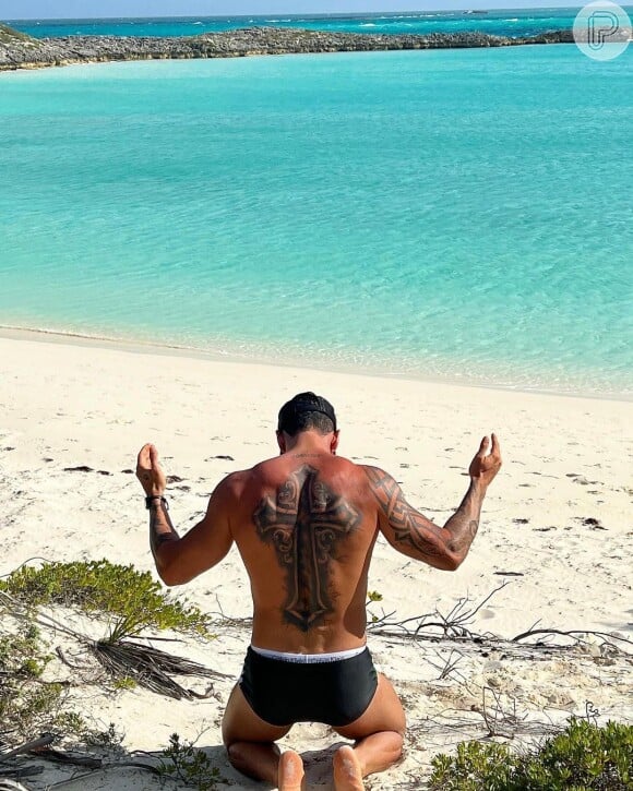 Gusttavo Lima, de sunga, publicou uma série de fotos tiradas durante viagem para Bahamas