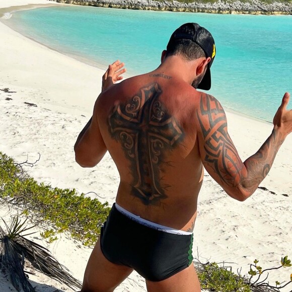 Gusttavo Lima de sunga: fãs notaram que o cantor usa cueca por debaixo da sunga