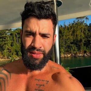 Gusttavo Lima confirmou que, sim, é adepto de utilizar sunga com cueca por baixo