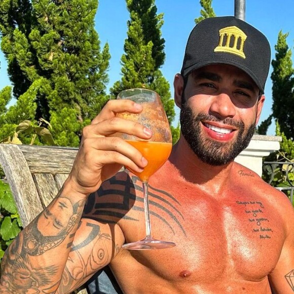 Fãs de Gusttavo Lima se mostraram curiosos (alguns, uns pouco inconformados) com o look moda praia inusitado do Embaixador