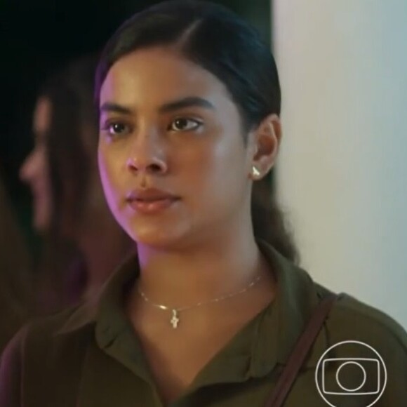 Na novela 'Vai na Fé', Jenifer (Bella Campos) vai dar uma alfinetada em Guiga (Mel Maia) não acreditando que ela seja inocente no que envolve a prisão do pai, Emílio (Bruno Padilha)