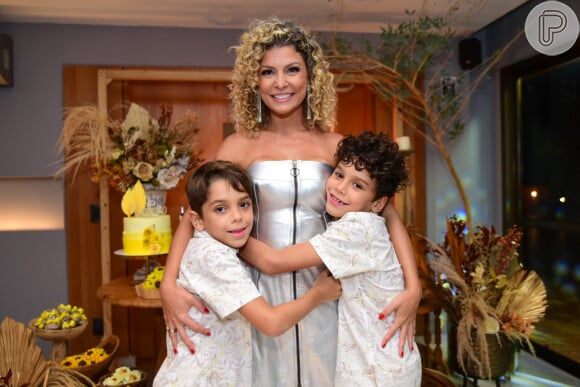 Bárbara Borges com os filhos, Theo e Martin, em sua festa de 44 anos