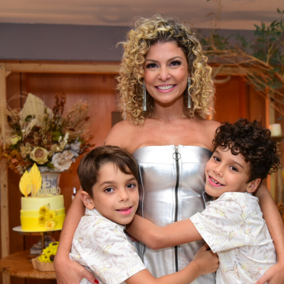 Bárbara Borges com os filhos, Theo e Martin, em sua festa de 44 anos