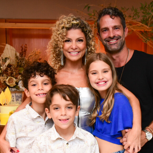 Bárbara Borges e Iran Malfitano posaram com os filhos de relações anteriores; Martin e Theo, filhos da atriz, e Laura, filha do ator
