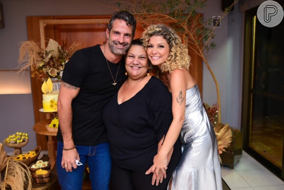 Bárbara Borges e o namorado, Iran Malfitano, ao lado de Telma Carvalho na festa de 44 anos da atriz