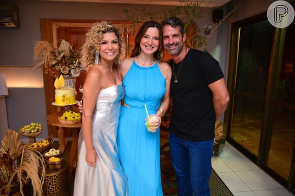 Bárbara Borges e o namorado, Iran Malfitano, com Roberta Fernandes na festa de 44 anos da atriz