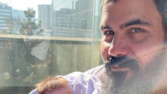 Filha de Juliano Cazarré recebe alta após 7 meses internada e mãe celebra: "Milagre"