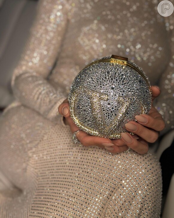 A bolsa Valentino de Andressa Suita é a Valentino Garavani VLogo Signature spherical metal Minaudière