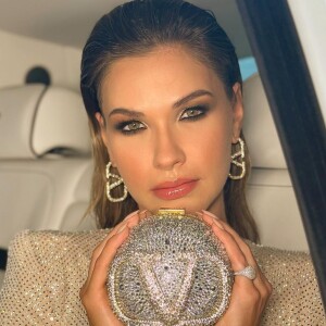 A bolsa esférica da Valentino é uma das xodós de Andressa Suita no closet