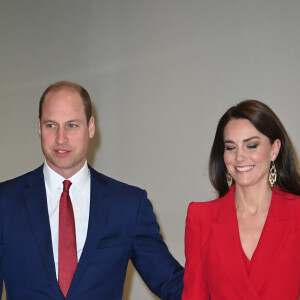Kate Middleton usou conjunto com calça e blazer vermelho Alexander McQueen